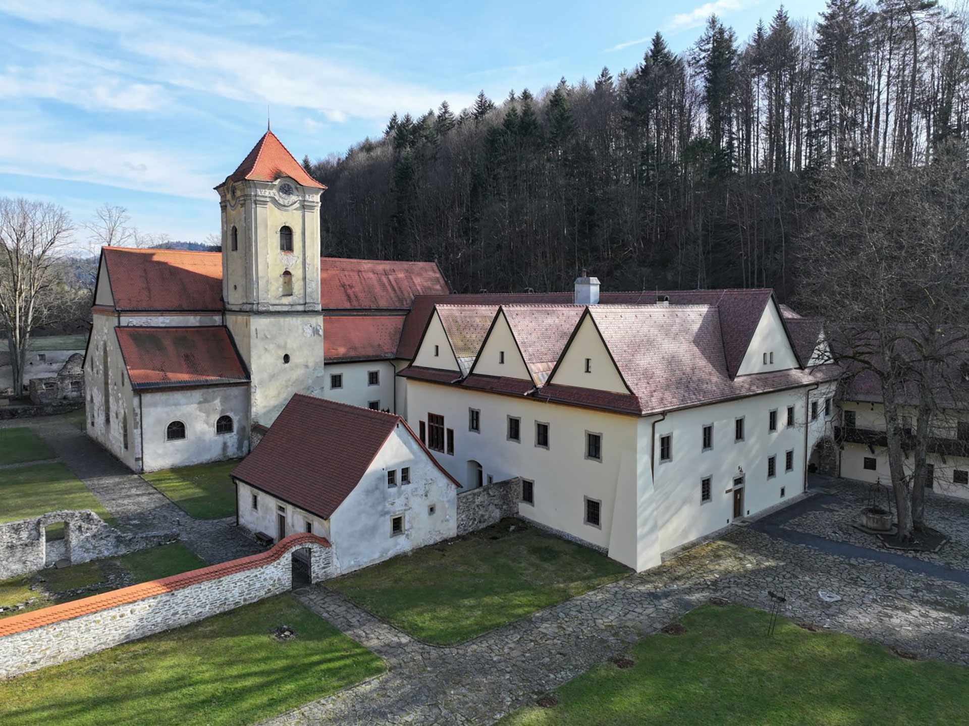 Kláštor Kartuziánov v Červenom Kláštore. K zatraktívneniu objektu by mal prispieť aj znovuotvorený kláštorný Kostol sv. Antona pustovníka, ktorý bude sprístupnený pre verejnosť po viac ako 50 rokoch.