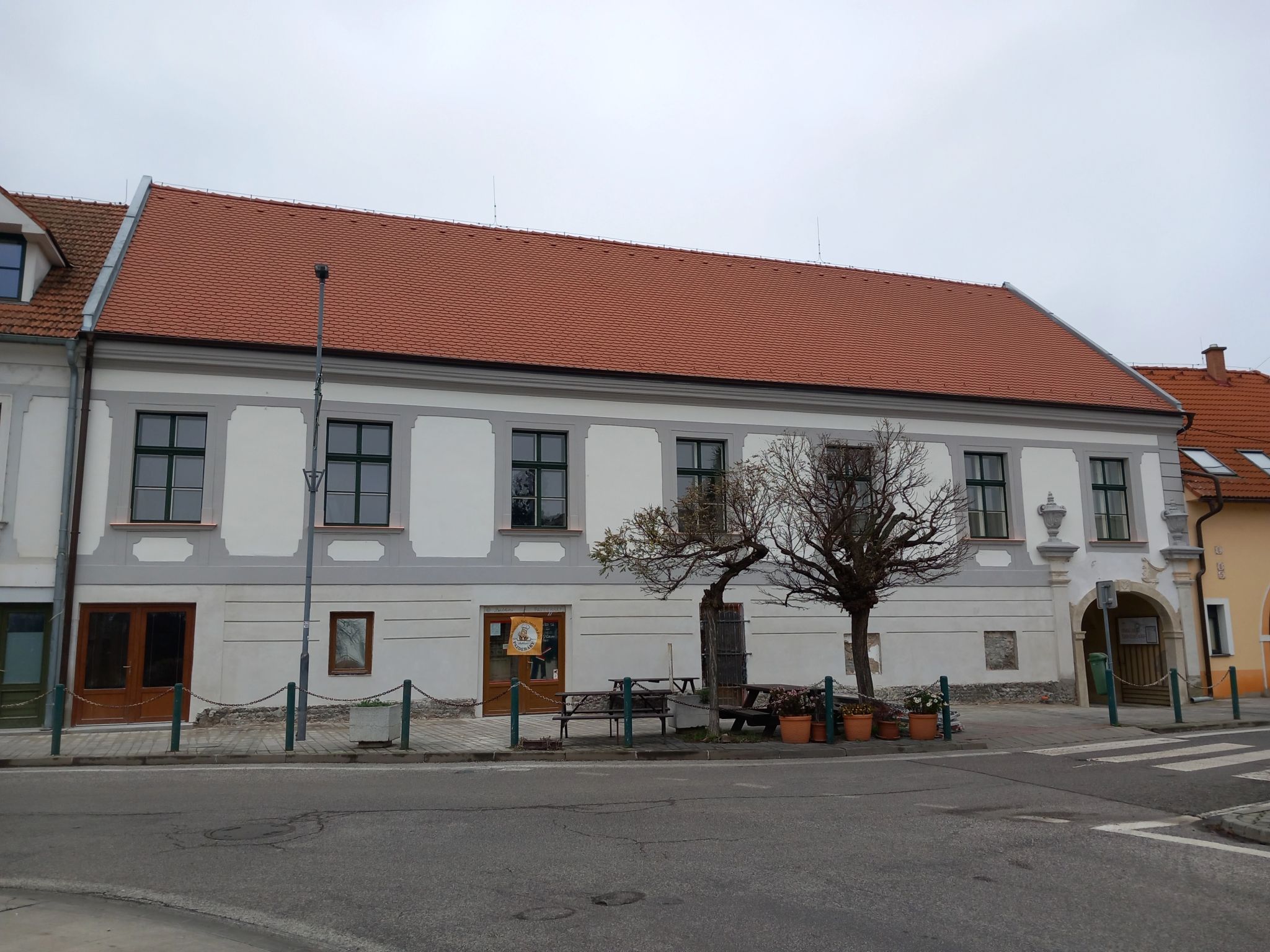 Vďaka obnove kúria získala tiež nové okná na druhom nadzemnom podlaží, nové okenné výplne aj komplexnú obnovu omietok a povrchov. 