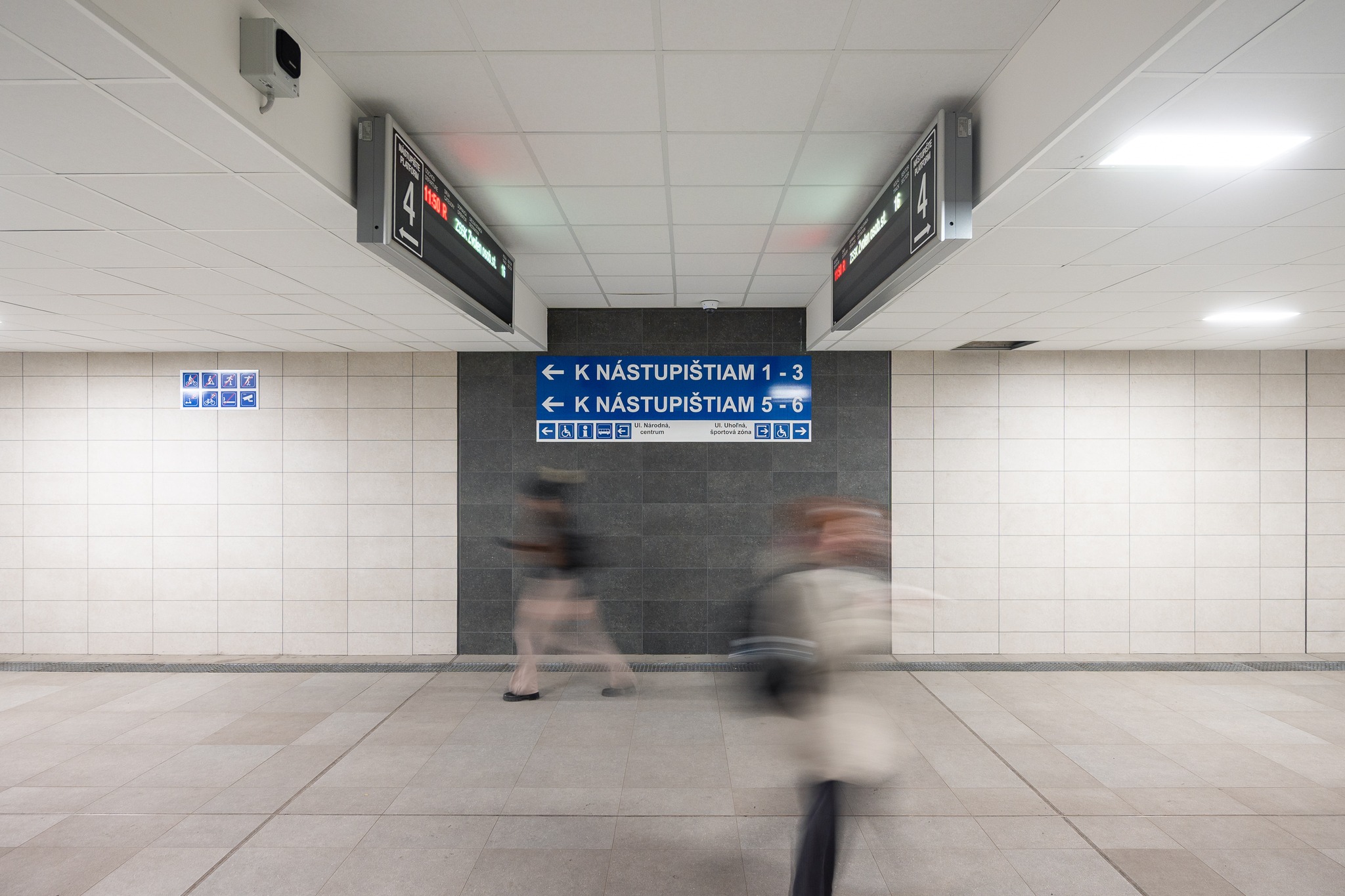 Žilinská stanica vďaka modernizácii po novom disponuje aj novým podchodom vedúcim k nástupištiam č. 2, 3 a 4.