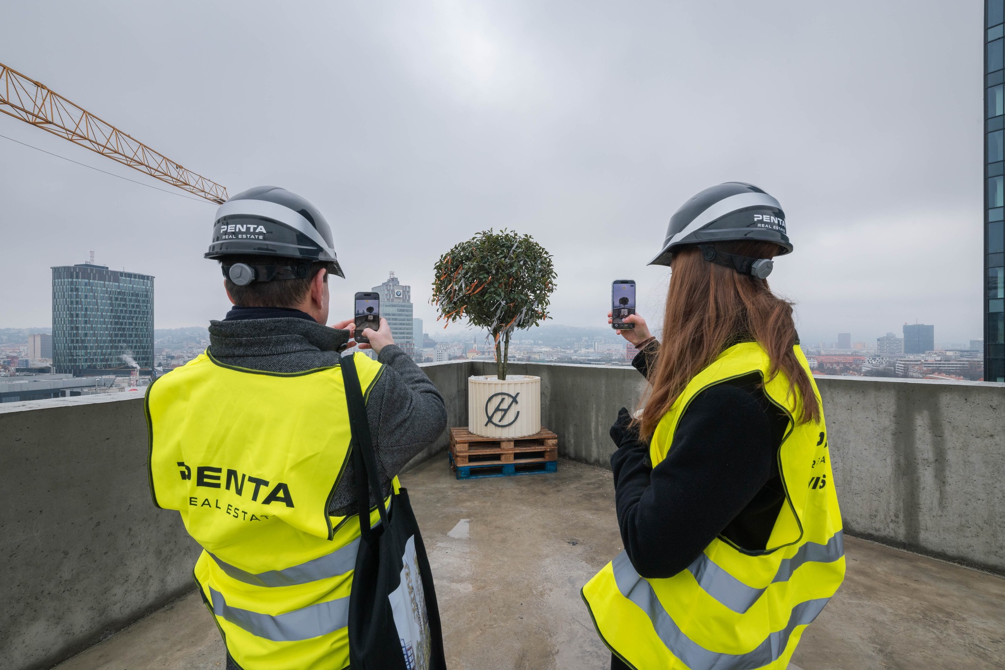 Dvíhanie glajchy na strechu projektu Chalupkova Offices