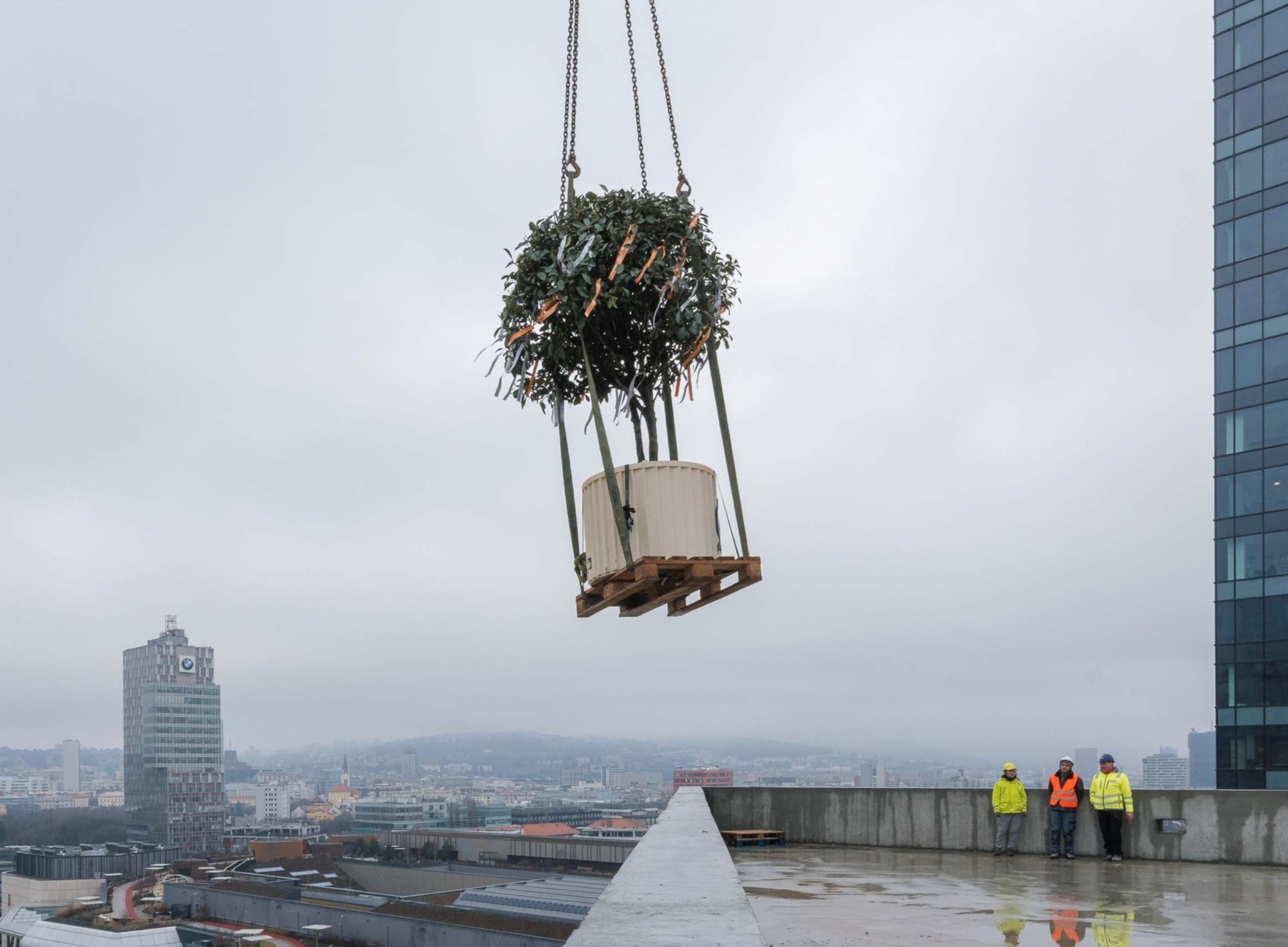 Dvíhanie glajchy na strechu projektu Chalupkova Offices