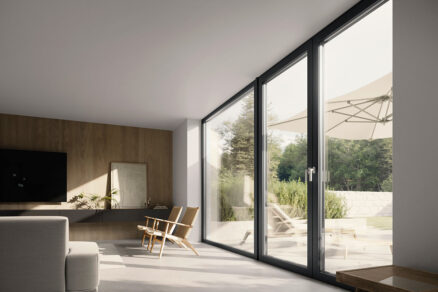 Veľkoformátové kompozitné okná ARTEVO TERRA v modernom interiéri s výstupom na terasu