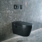 Čierna sprchovacia toaleta s diaľkovým ovládaním v modernej kúpeľni s betónovým obkladom