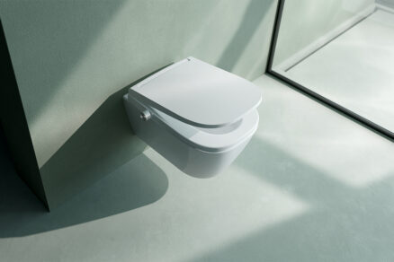 Sprchovacia toaleta s jemným geometrickým dizajnom a bezokrajovým prevedením