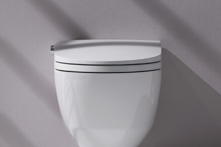 Závesná sprchovacia toaleta s hranatým dizajnom a čistými líniami