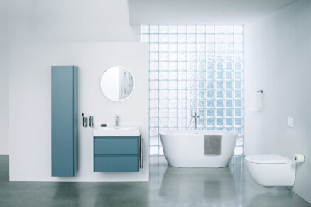 Minimalistická biela kúpeľňa s vaňou, umývadlom a sprchovacou toaletou