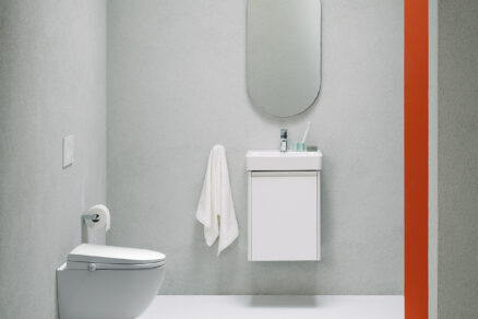 Kompaktná sprchovacia toaleta v malej kúpeľni s moderným vybavením