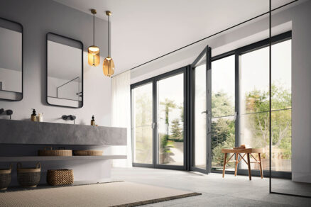 Kompozitné okná ARTEVO TERRA vo svetlej kúpeľni s priamym vstupom na terasu