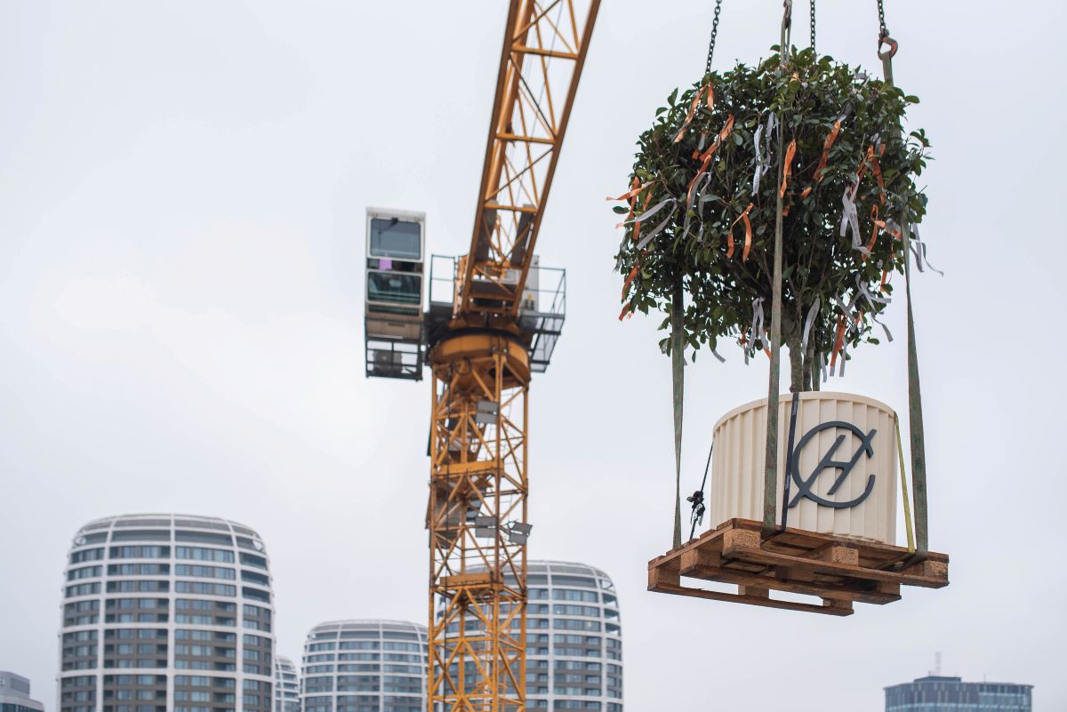 Dvíhanie glajchy na strechu projektu Chalupkova Offices