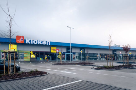 Fasáda obchodného centra OC Klokan v Žiline s retailovými prevádzkami