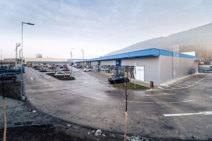 Bočný pohľad na retailové jednotky a zásobovaciu časť centra OC Kloka