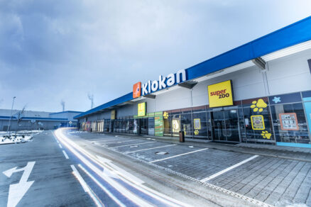 Vstupná zóna OC Klokan s podsvieteným logom a obchodmi Super Zoo a 1Day