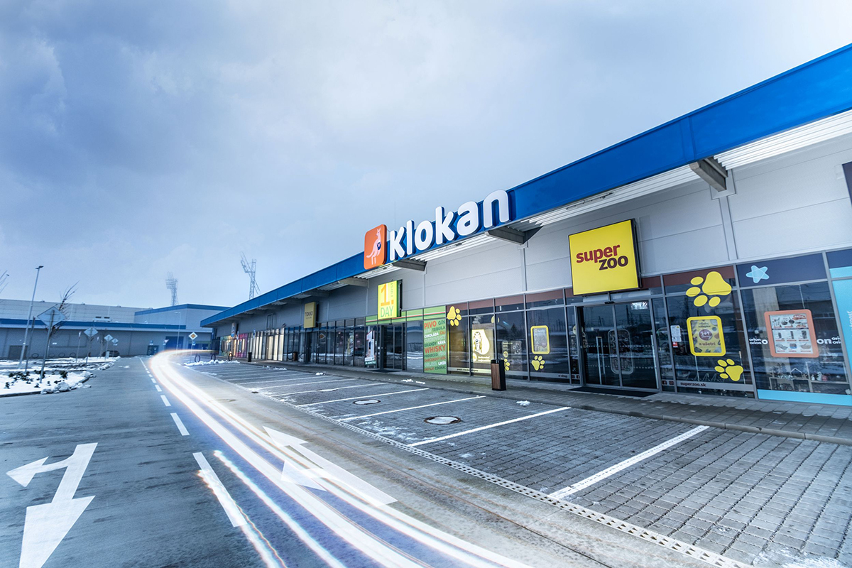 Foto HSF System SK OC Klokan Žilina 8 Vstupná zóna OC Klokan s podsvieteným logom a obchodmi Super Zoo a 1Day