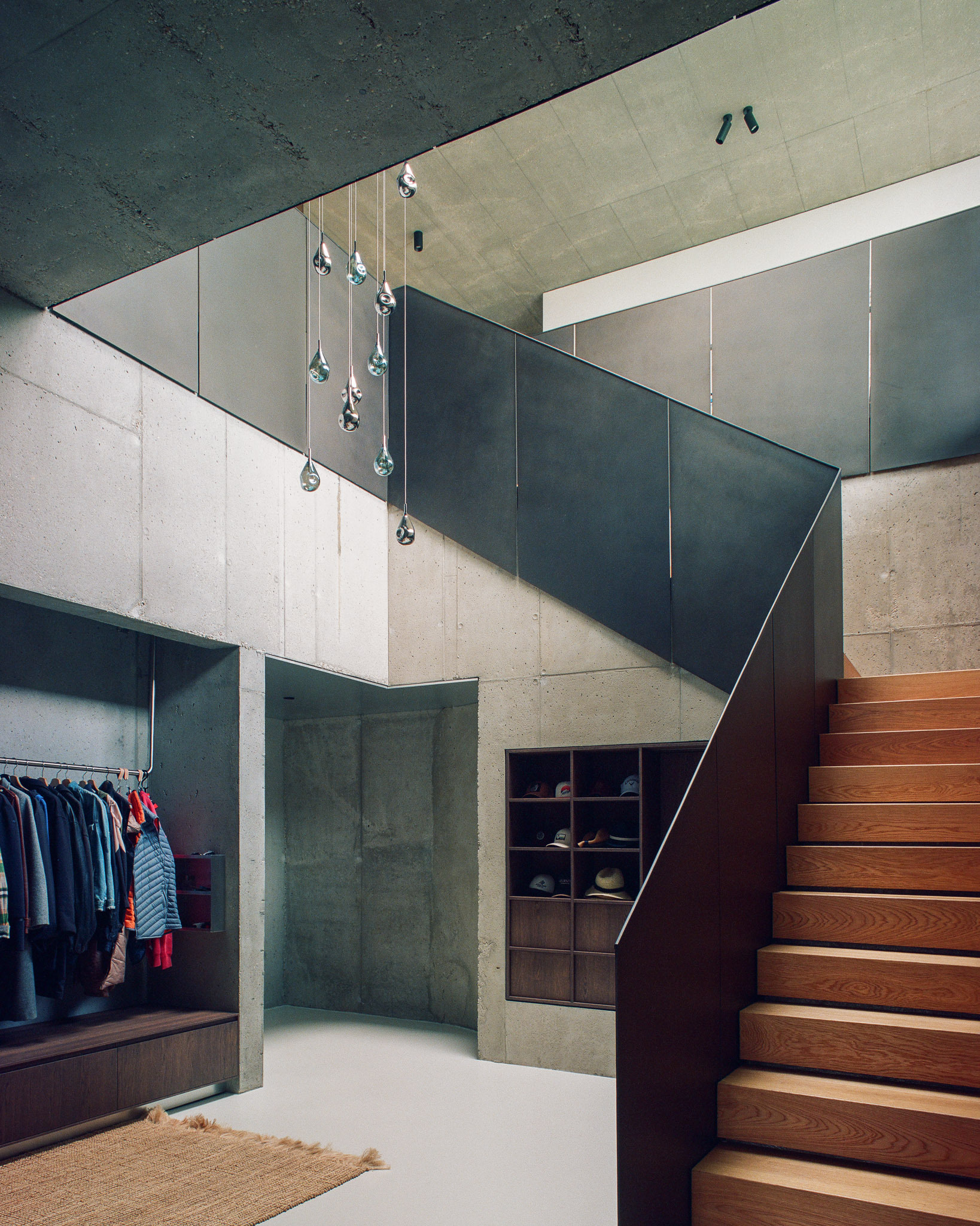 Na horné podlažie vedie impozantné dvojramenné schodisko doplnené o minimalistické zábradlie tmavošedej farby.