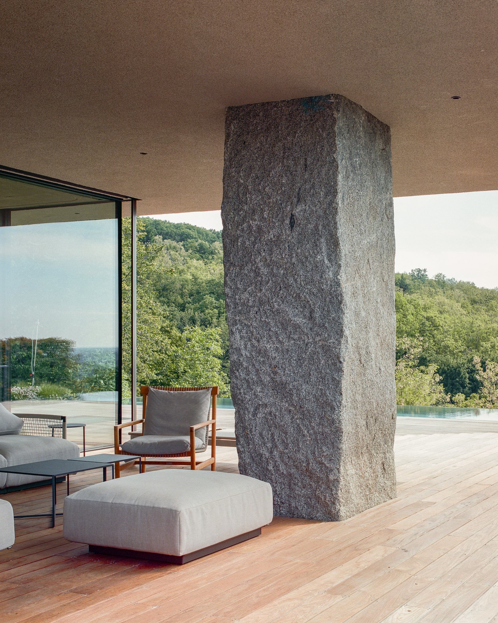 Dominantou terasy je kamenný stĺp podopierajúci strešnú dosku.