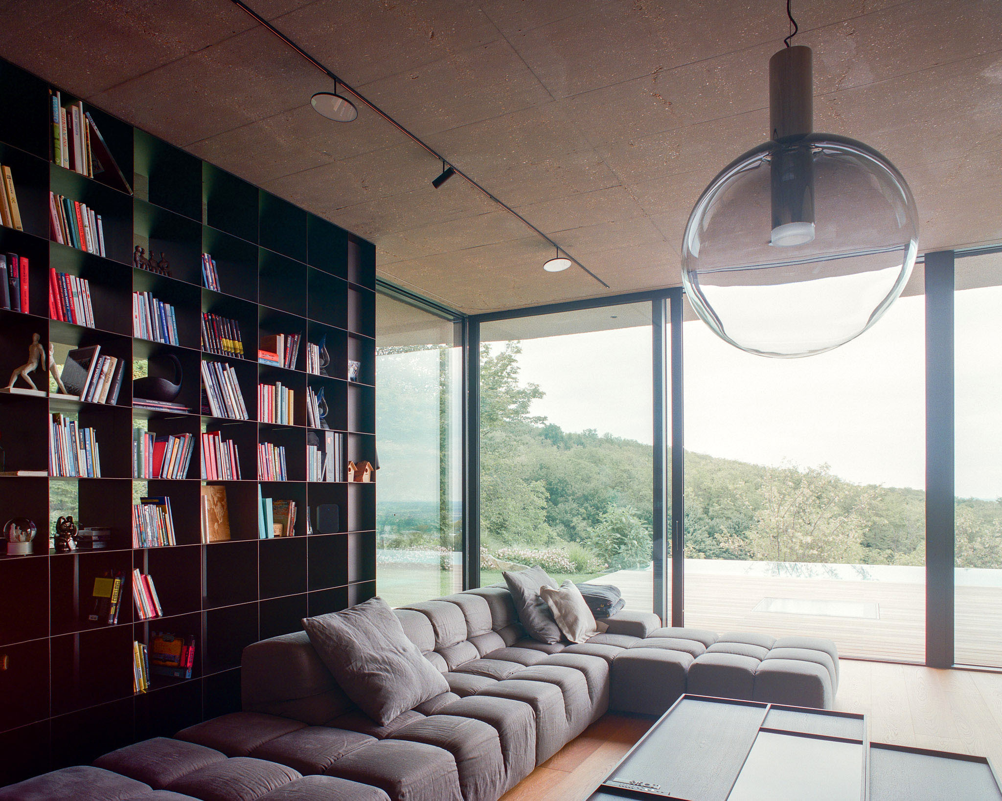 Denná miestnosť je zónovo rozdelená na kuchyňu, obývaciu časť a jedálenský kút.