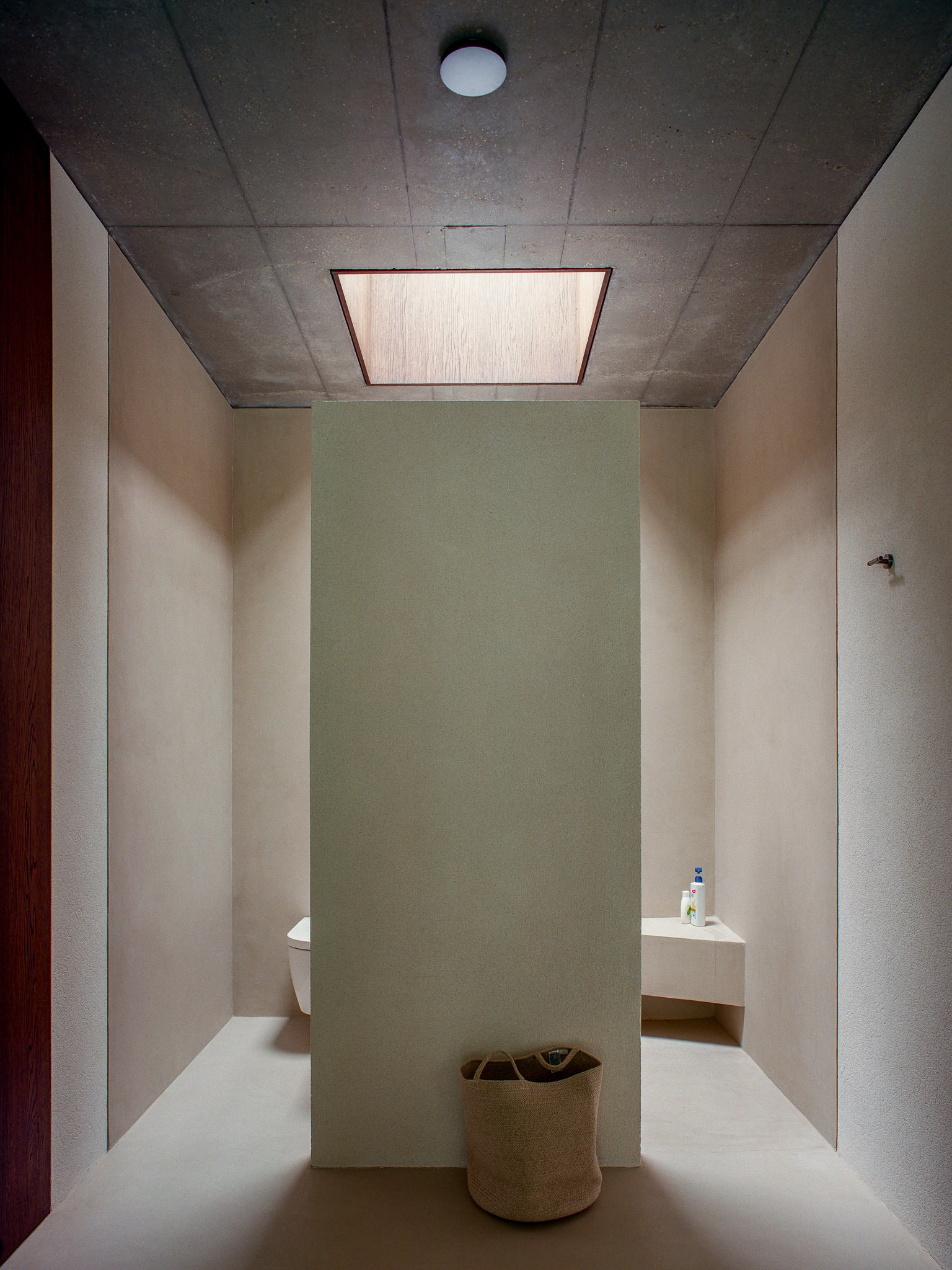 V nočnej časti zaujme atypicky riešená kúpeľňa prislúchajúca k dvom izbám.