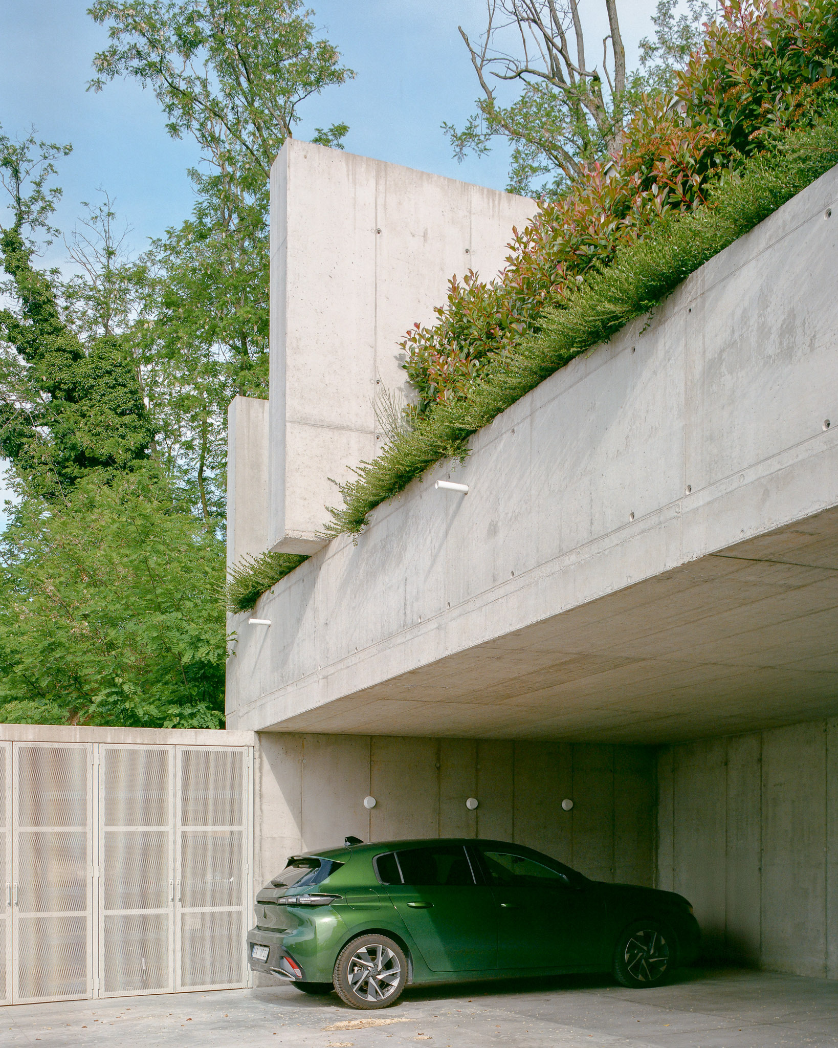 Realizácia predstavuje citlivú architektonickú odpoveď na náročný svahovitý terén.