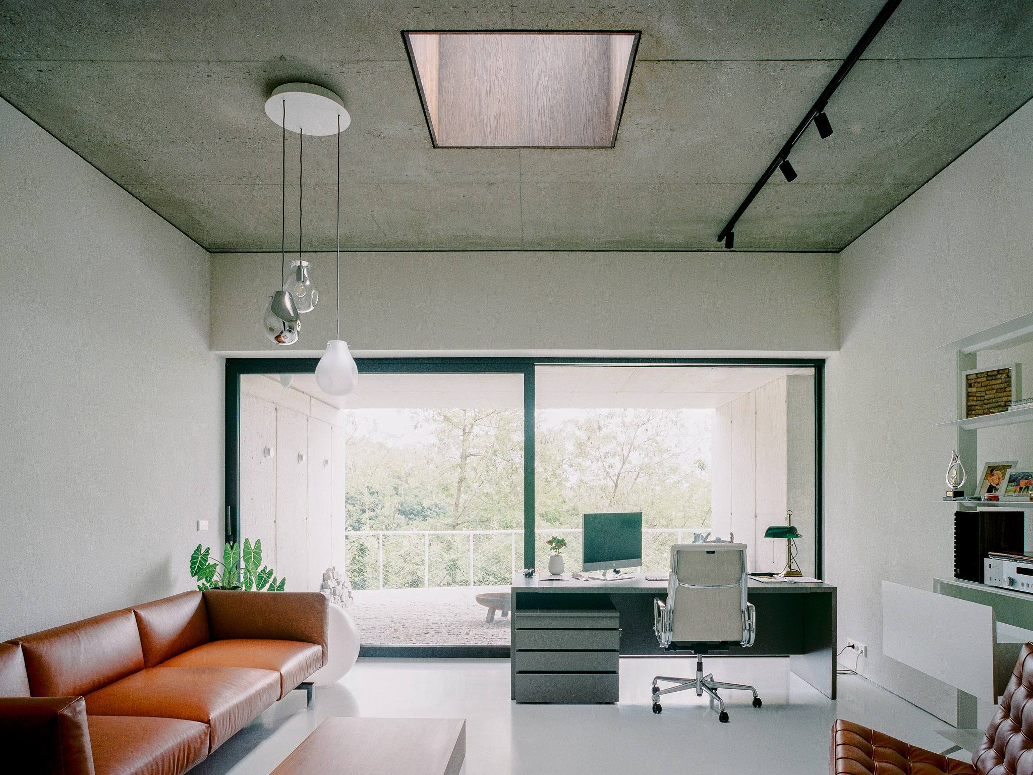 Stropy v dome ostali ponechané vo svojej surovej podobe.