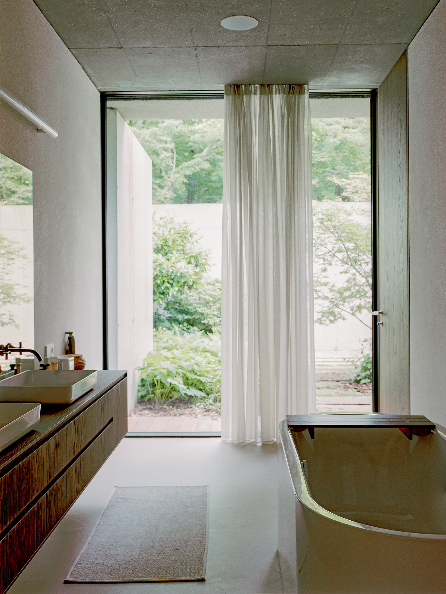 V nočnej časti zaujme atypicky riešená kúpeľňa prislúchajúca k dvom izbám.