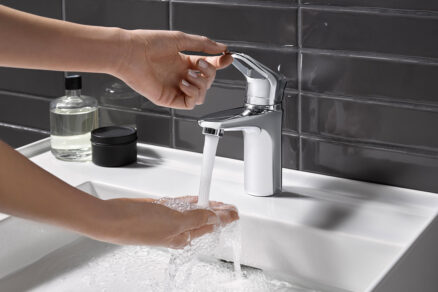 Páková batéria s úsporným perlátorom pre umývadlo v komerčnom interiéri