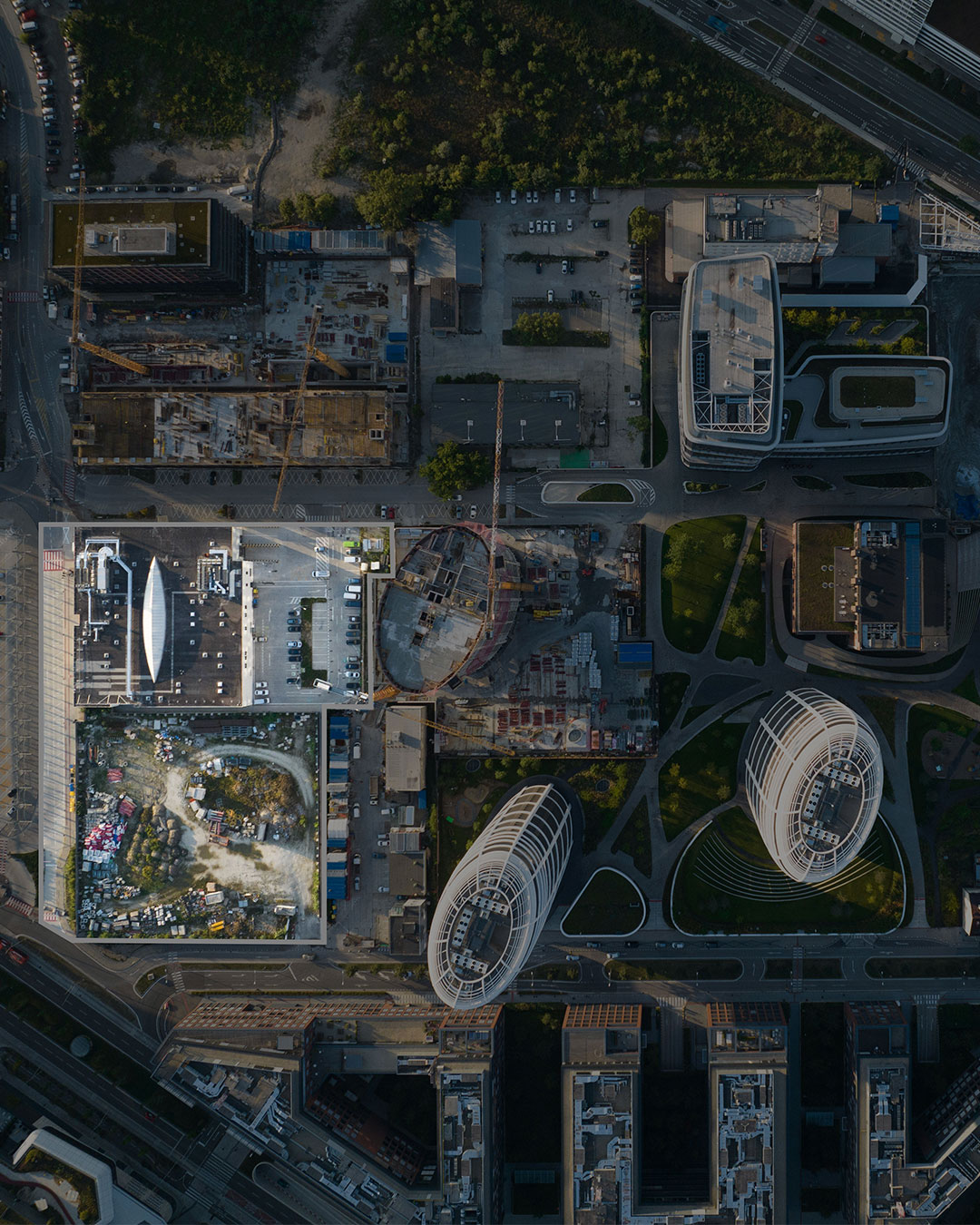 Miesto výstavby projektu Sky Park Square (vľavo dole) medzi ulicami Továrenská, Chalupkova a Bottova. Štvrtá veža Sky Parku je už dnes dostavaná.