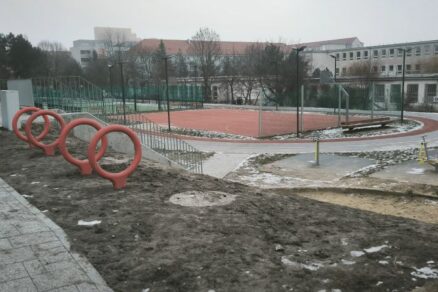 V okolí haly na Pionierskej ulici v Bratislave treba ešte vysadiť trávnik.