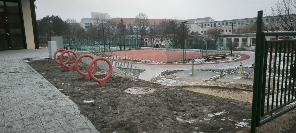 V okolí haly na Pionierskej ulici v Bratislave  treba ešte vysadiť trávnik.