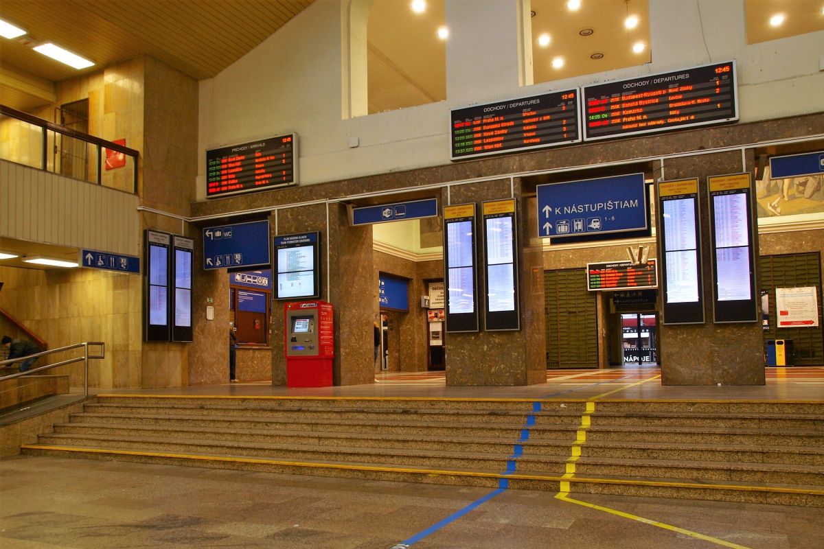 Vstupná hala v budove ŽST stanica Bratislava Vstupná hala v budove ŽST stanica Bratislava