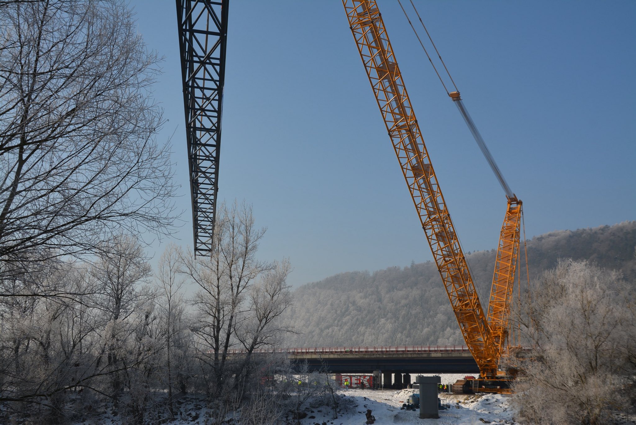Nad korytom Váhu osadili hlavnú časť novej lávky, ktorá prepojí Manínsku tiesňavu s Považským hradom.