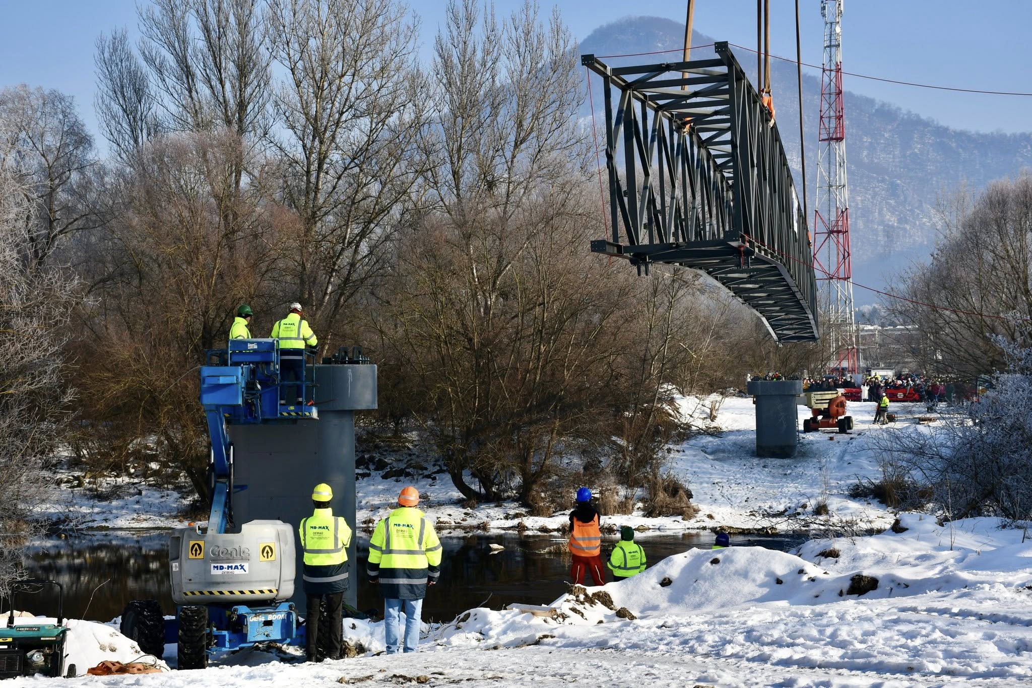 Nad korytom Váhu osadili hlavnú časť novej lávky, ktorá prepojí Manínsku tiesňavu s Považským hradom.
