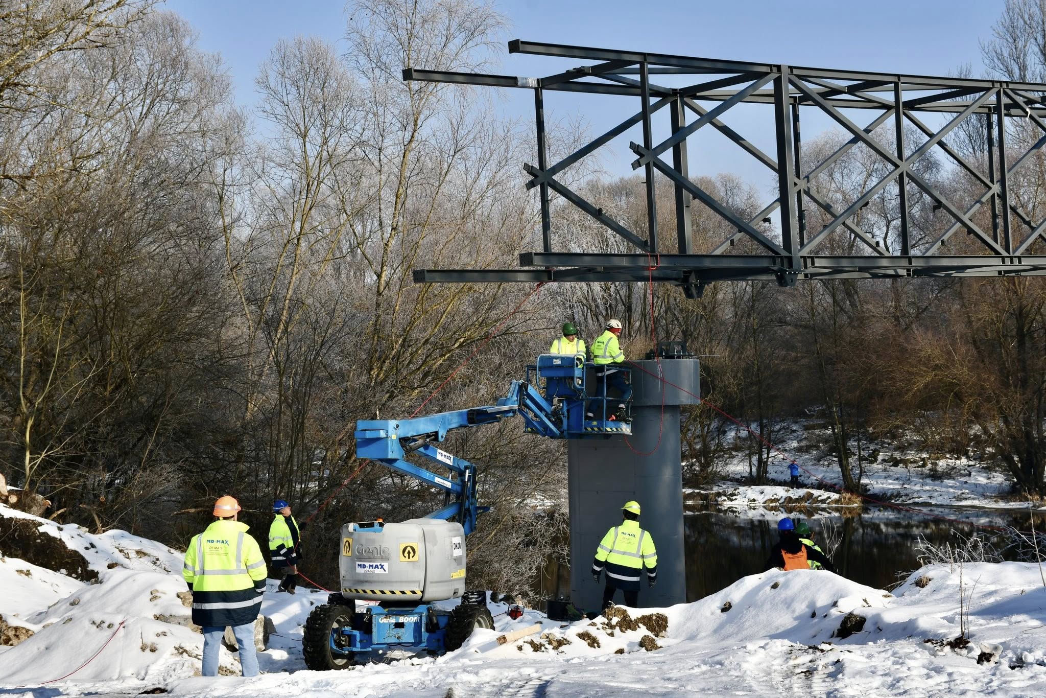 Nad korytom Váhu osadili hlavnú časť novej lávky, ktorá prepojí Manínsku tiesňavu s Považským hradom.