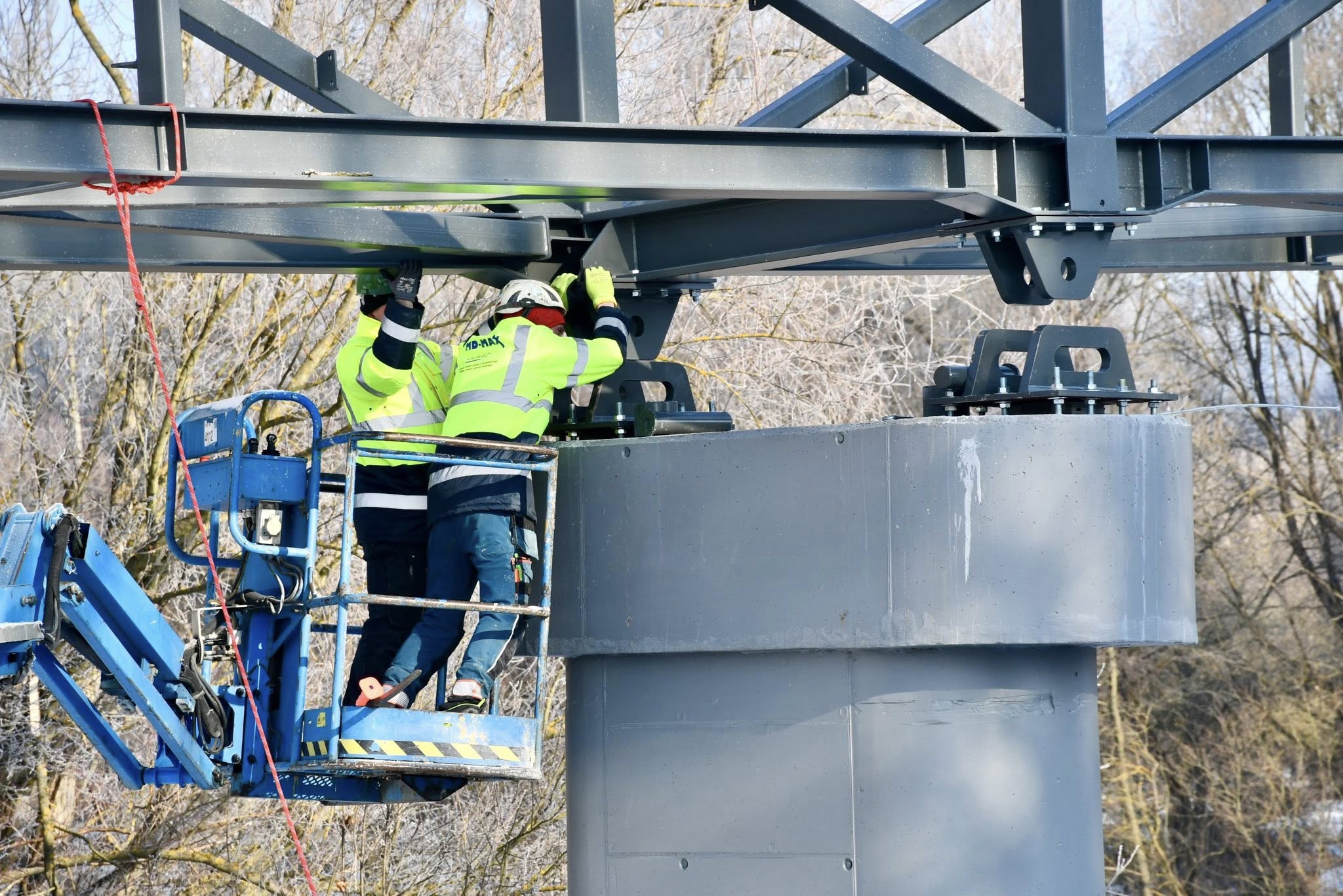 Nad korytom Váhu osadili hlavnú časť novej lávky, ktorá prepojí Manínsku tiesňavu s Považským hradom.