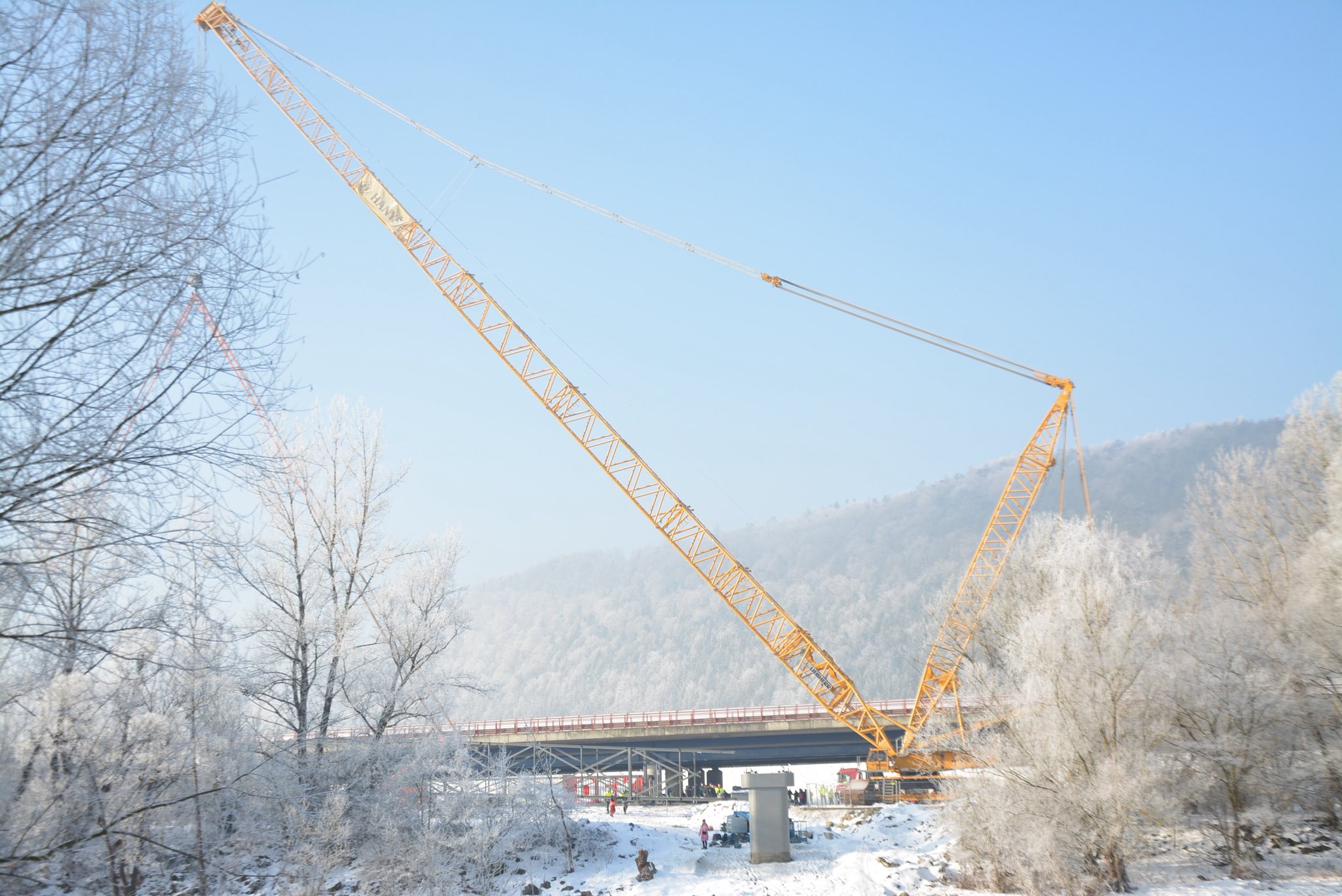Nad korytom Váhu osadili hlavnú časť novej lávky, ktorá prepojí Manínsku tiesňavu s Považským hradom.