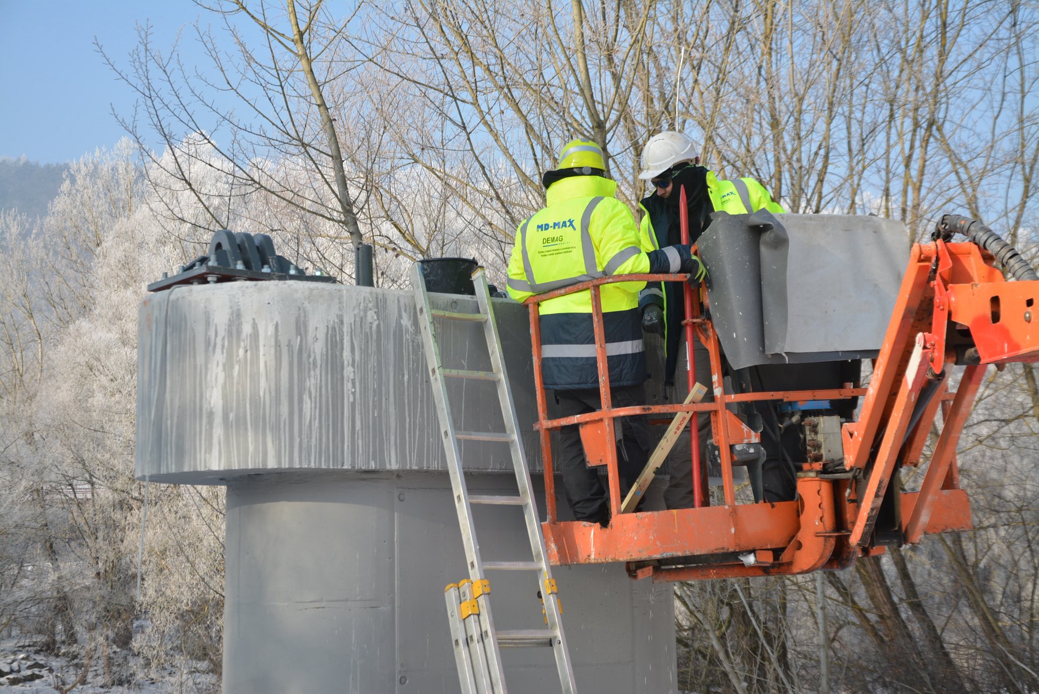 Nad korytom Váhu osadili hlavnú časť novej lávky, ktorá prepojí Manínsku tiesňavu s Považským hradom.