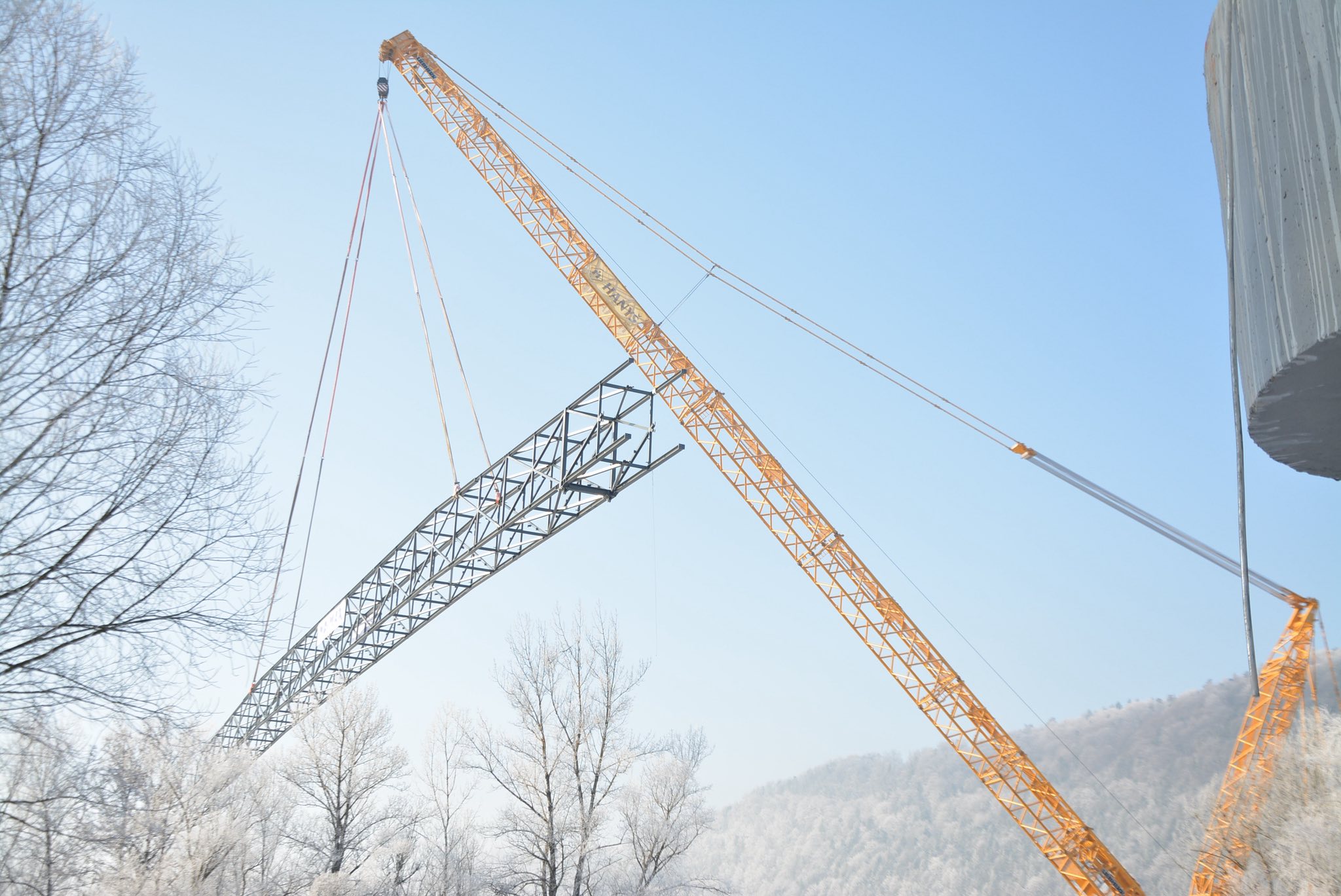 Nad korytom Váhu osadili hlavnú časť novej lávky, ktorá prepojí Manínsku tiesňavu s Považským hradom.