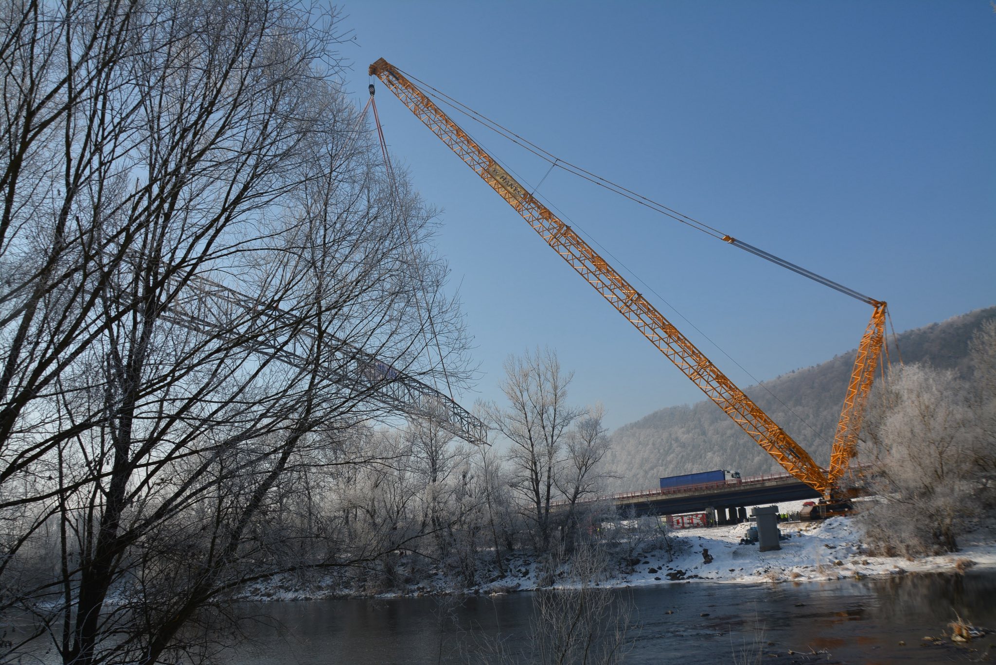 Nad korytom Váhu osadili hlavnú časť novej lávky, ktorá prepojí Manínsku tiesňavu s Považským hradom.
