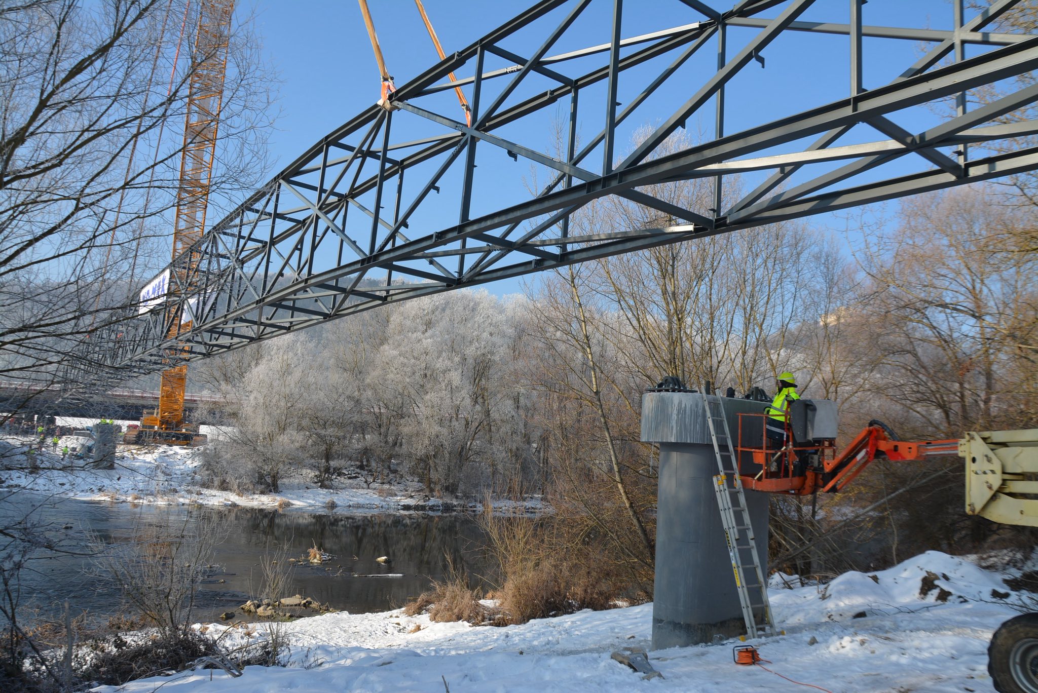 Nad korytom Váhu osadili hlavnú časť novej lávky, ktorá prepojí Manínsku tiesňavu s Považským hradom.