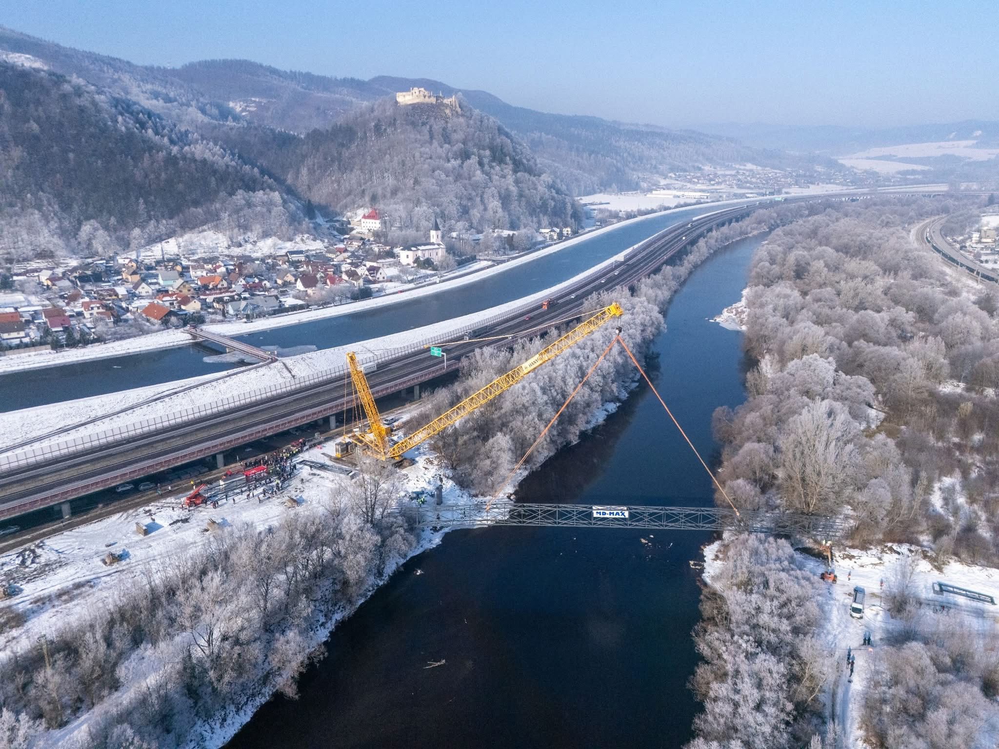 Nad korytom Váhu osadili hlavnú časť novej lávky, ktorá prepojí Manínsku tiesňavu s Považským hradom.