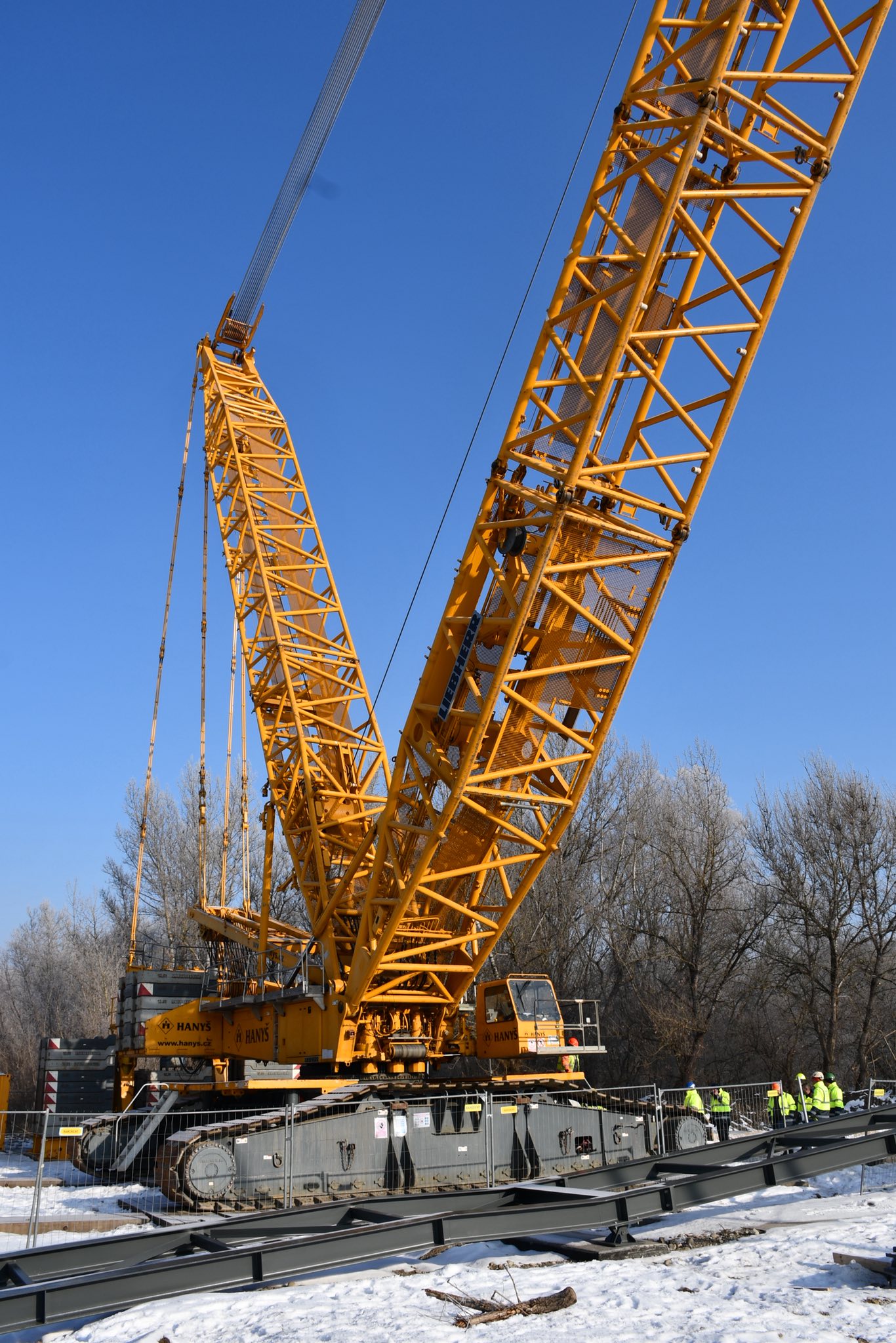 Nad korytom Váhu osadili hlavnú časť novej lávky, ktorá prepojí Manínsku tiesňavu s Považským hradom.