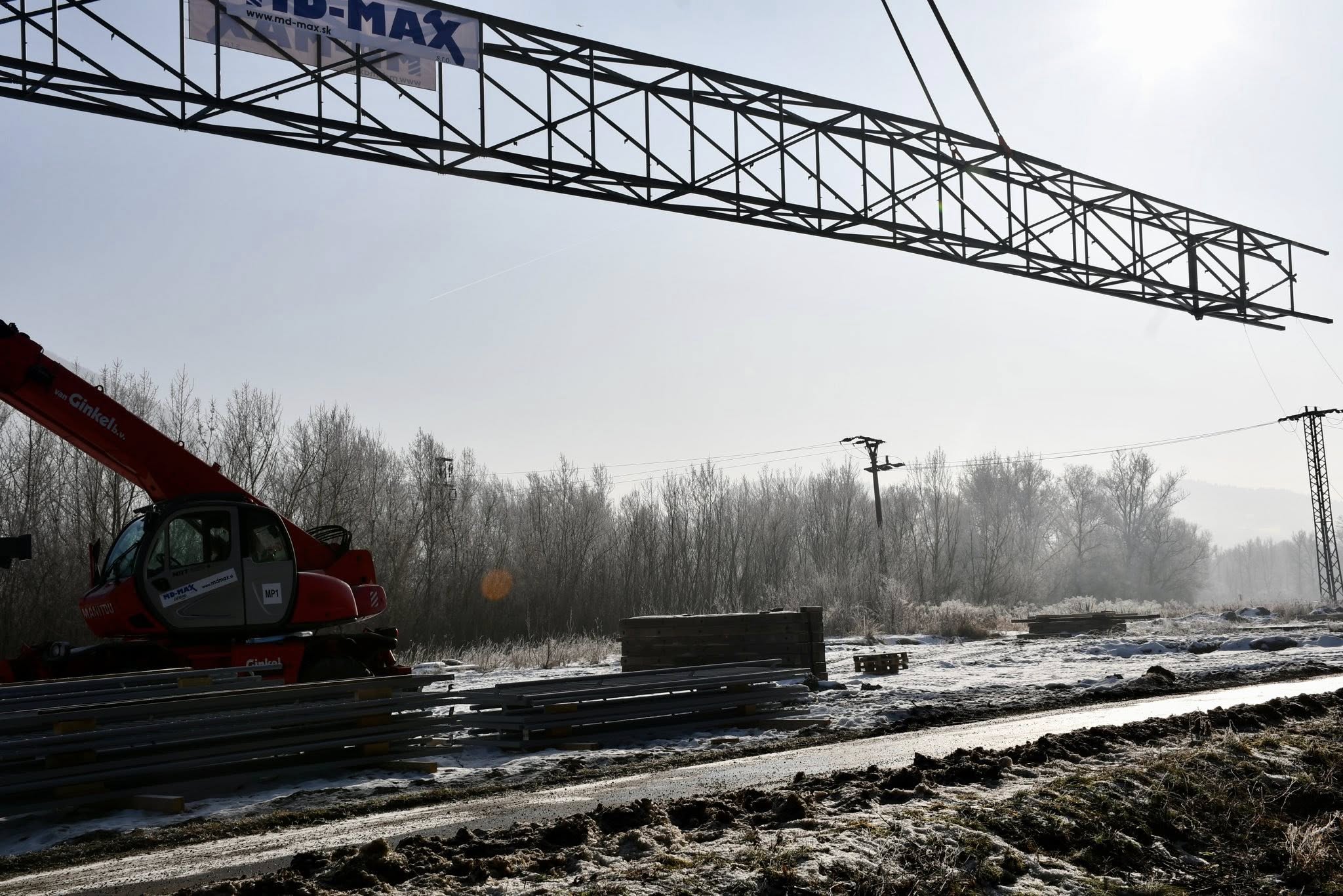 Nad korytom Váhu osadili hlavnú časť novej lávky, ktorá prepojí Manínsku tiesňavu s Považským hradom.