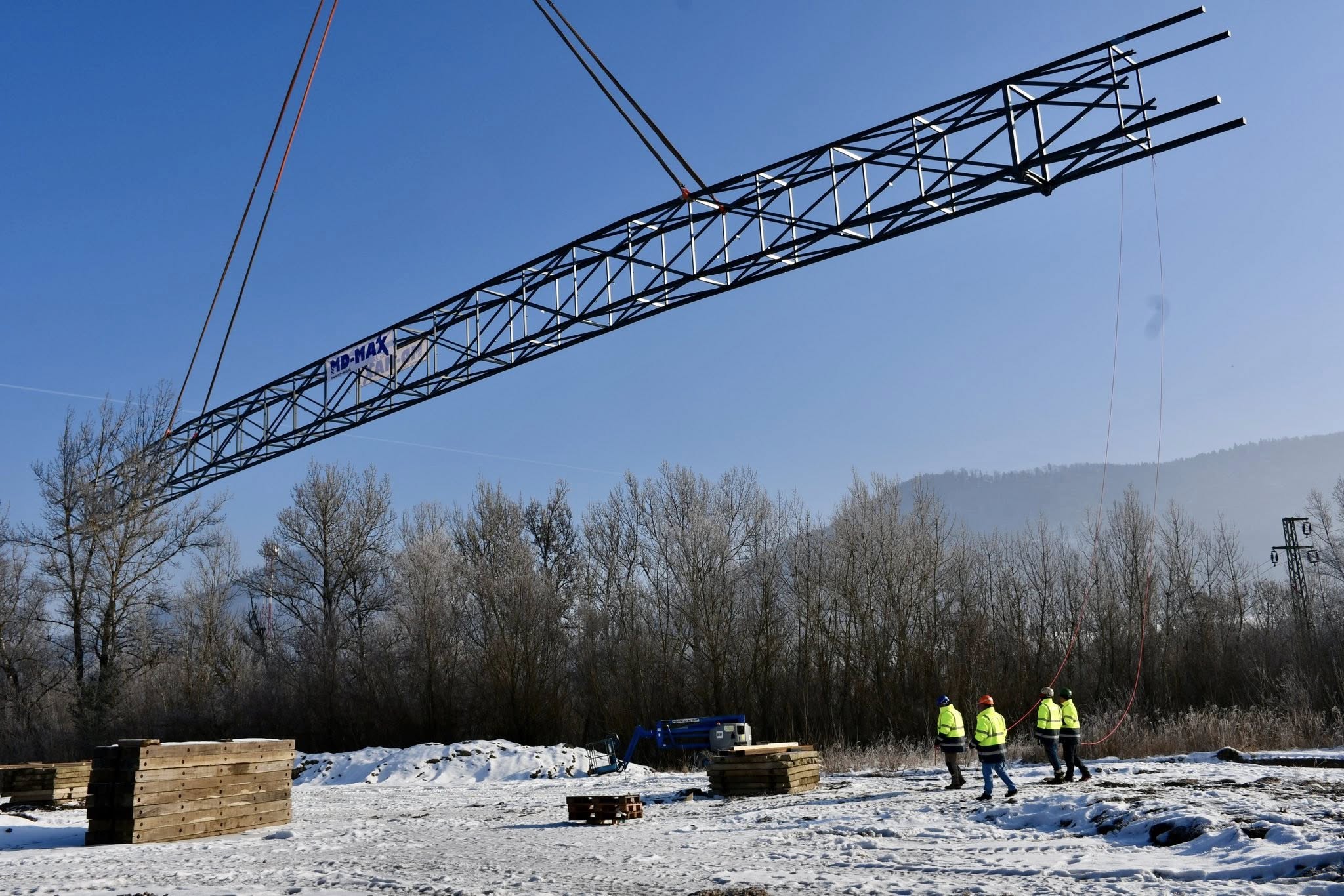 Nad korytom Váhu osadili hlavnú časť novej lávky, ktorá prepojí Manínsku tiesňavu s Považským hradom.