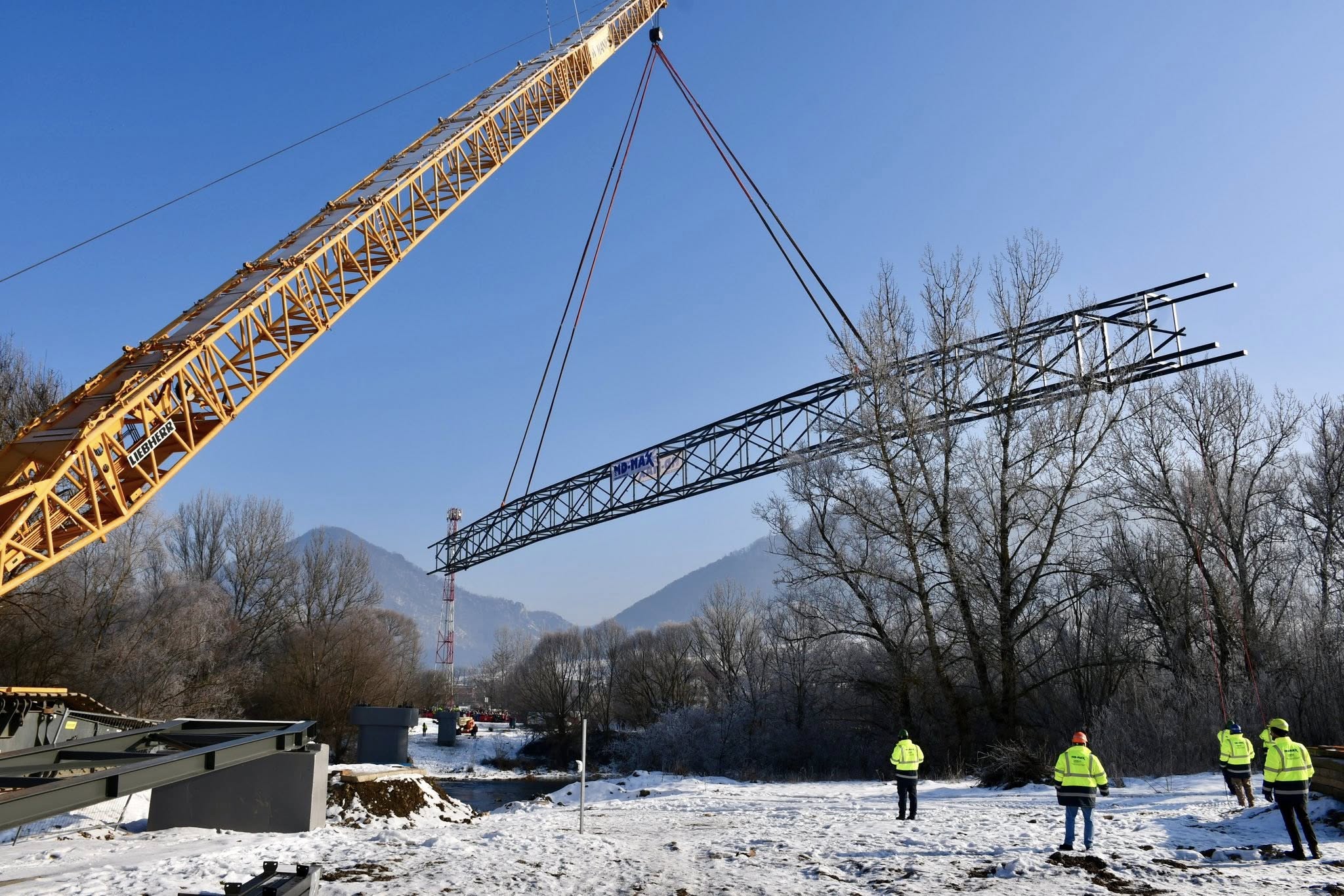 Nad korytom Váhu osadili hlavnú časť novej lávky, ktorá prepojí Manínsku tiesňavu s Považským hradom.