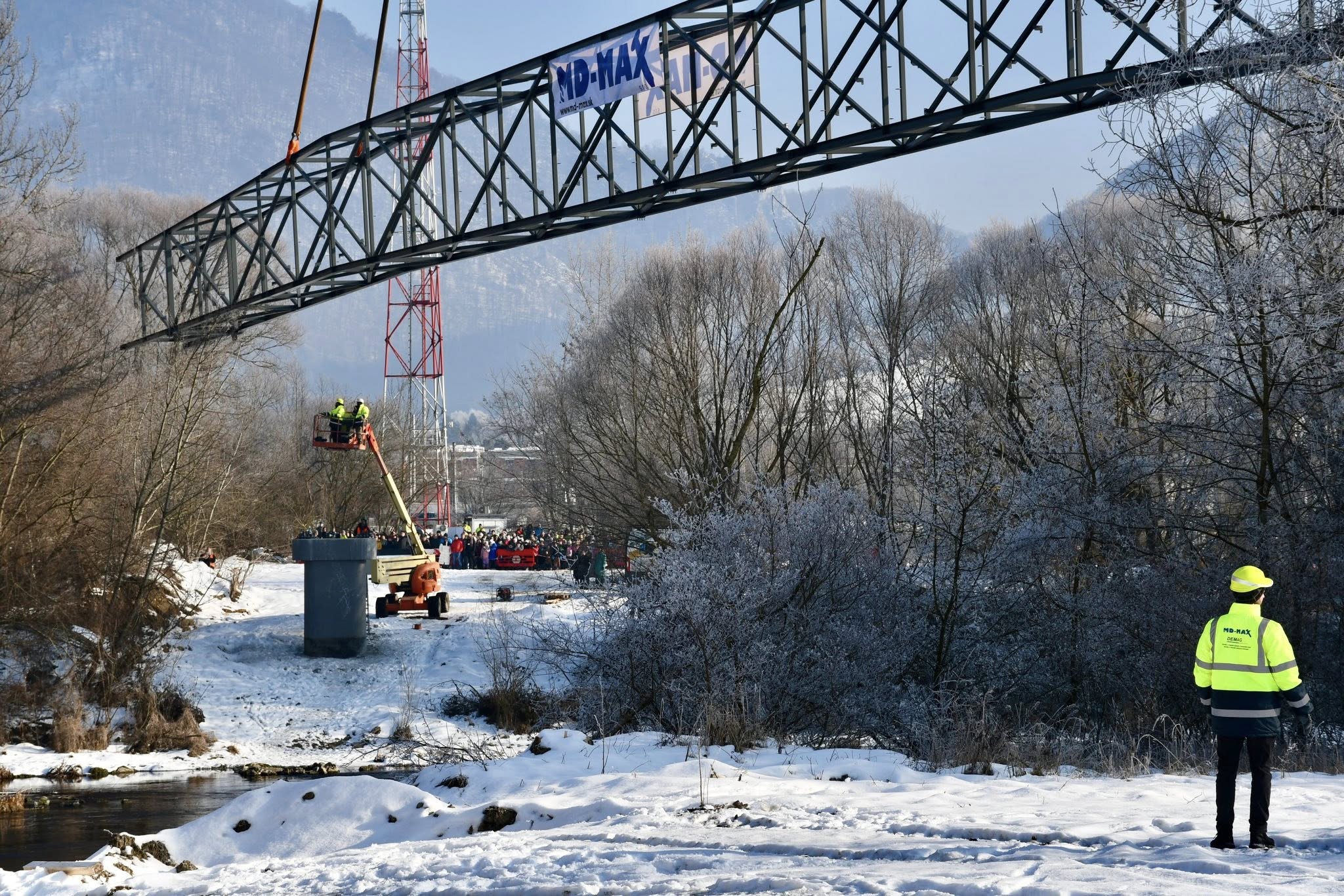 Nad korytom Váhu osadili hlavnú časť novej lávky, ktorá prepojí Manínsku tiesňavu s Považským hradom.
