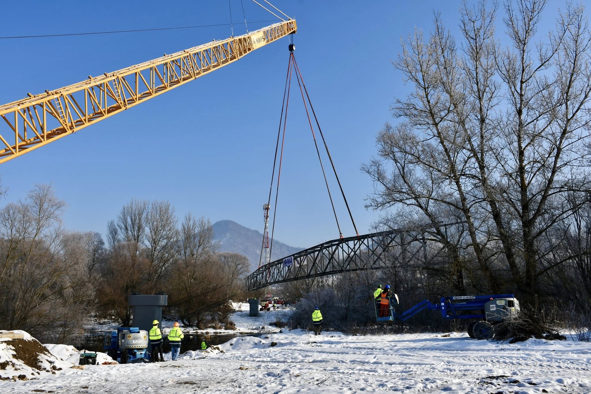 Nad korytom Váhu osadili hlavnú časť novej lávky, ktorá prepojí Manínsku tiesňavu s Považským hradom.