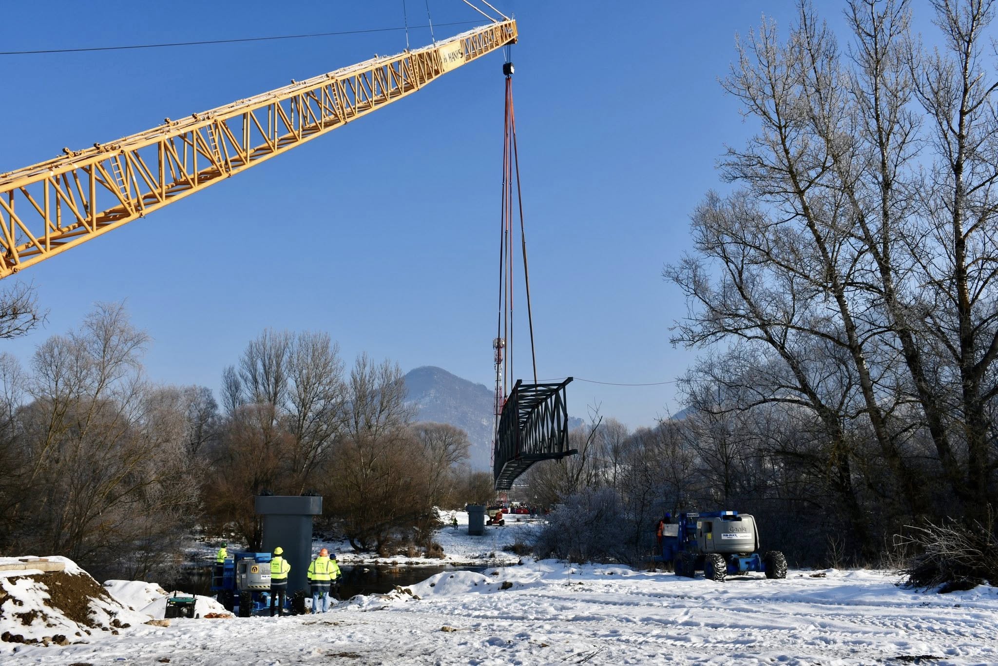 Nad korytom Váhu osadili hlavnú časť novej lávky, ktorá prepojí Manínsku tiesňavu s Považským hradom.