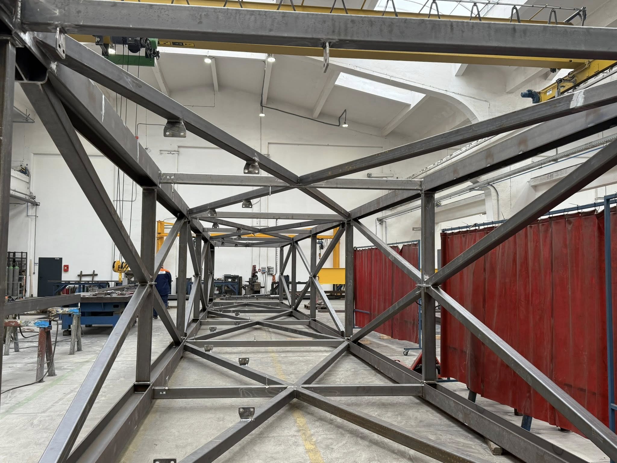 Takto prebiehalo zváranie kovovej konštrukcie budúcej lávky vo výrobnej hale. 
