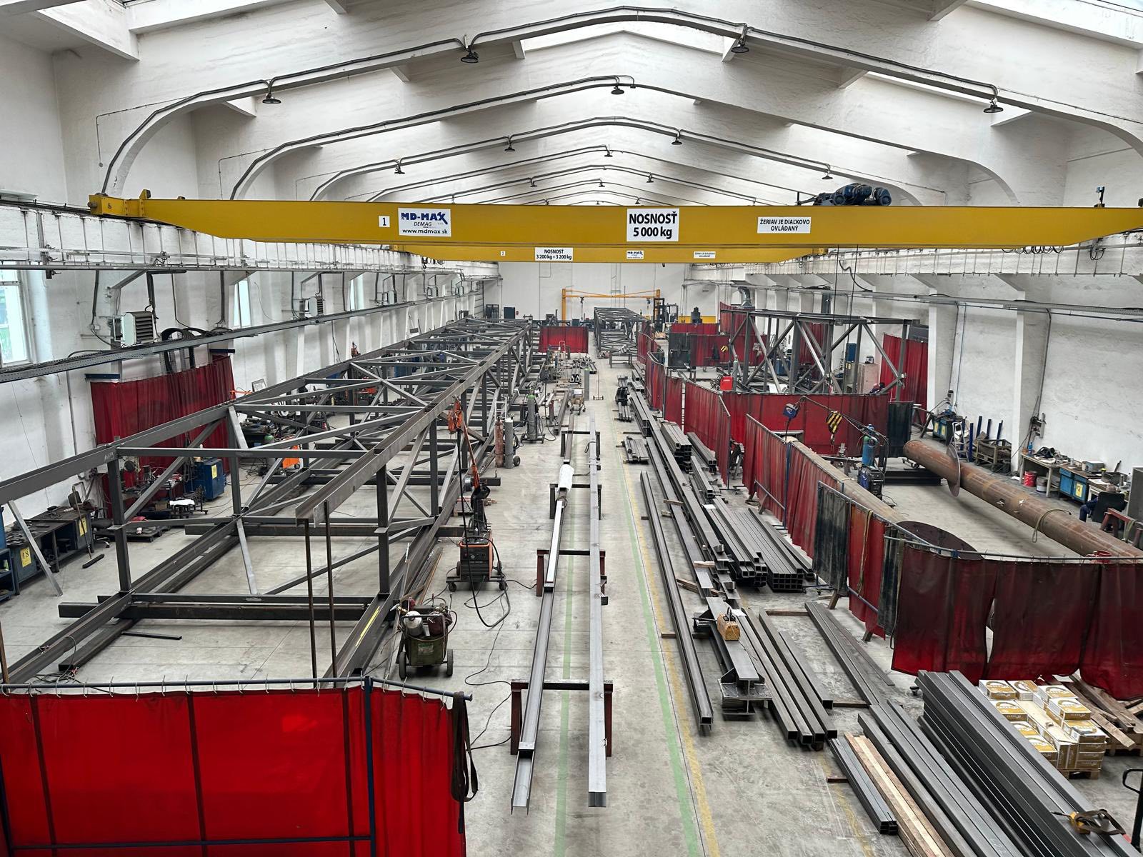 Takto prebiehalo zváranie kovovej konštrukcie budúcej lávky vo výrobnej hale. 