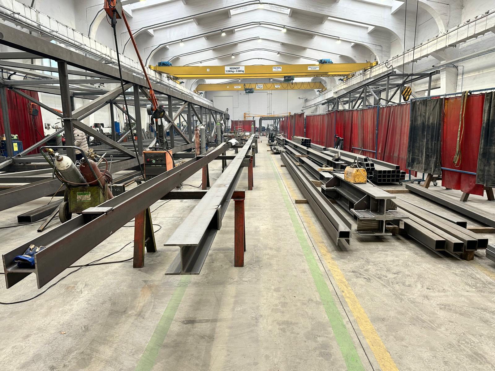 Takto prebiehalo zváranie kovovej konštrukcie budúcej lávky vo výrobnej hale. 