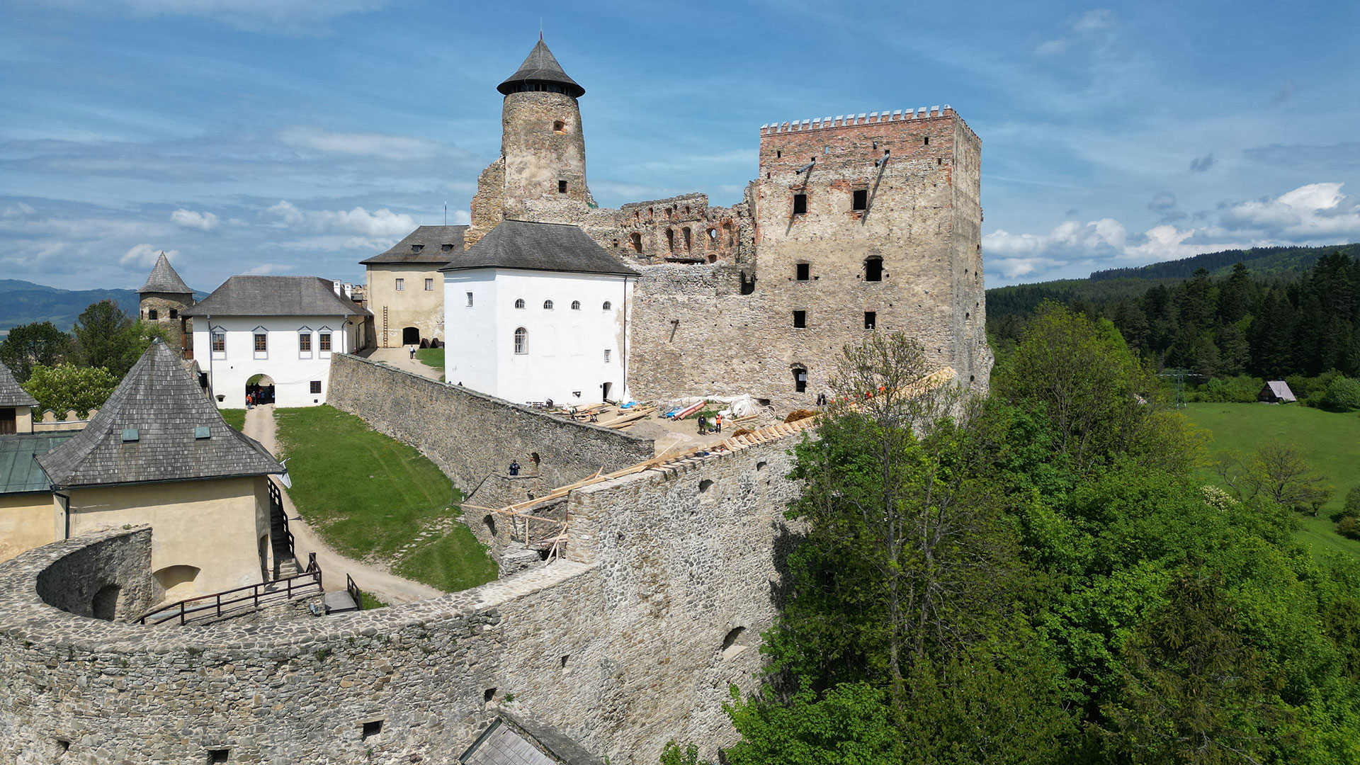 Obnova hradu je nekonečný kolotoč Obnova hradu je nekonečný kolotoč